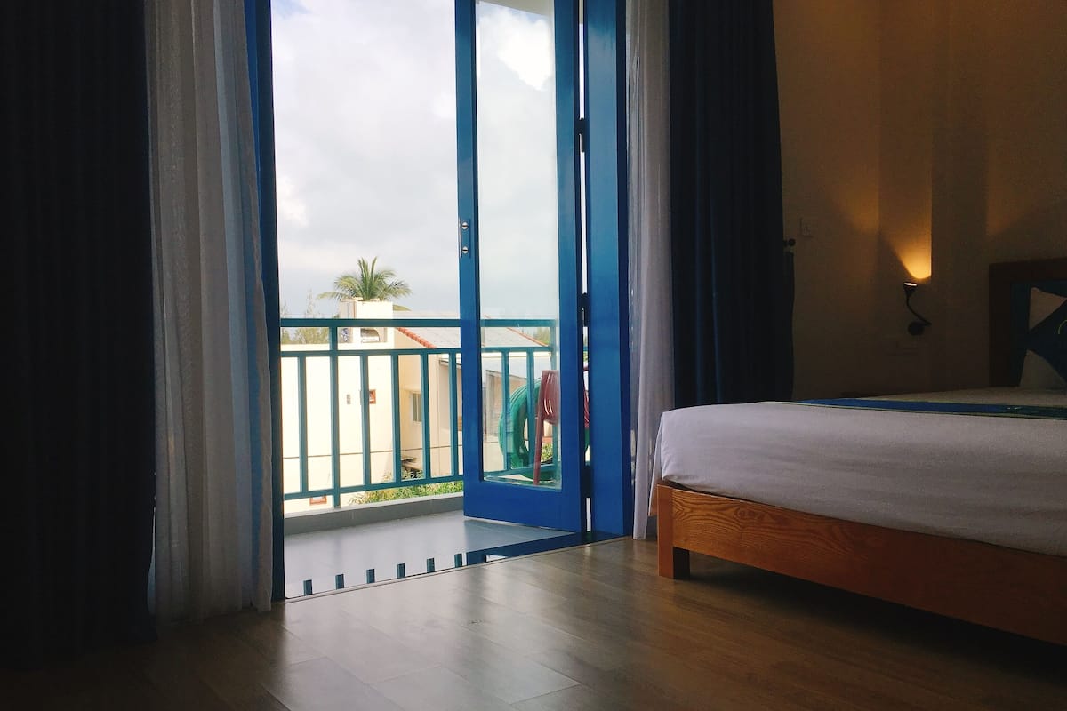 Ropa de cama de alta calidad, minibar, muebles diferentes y escritorio