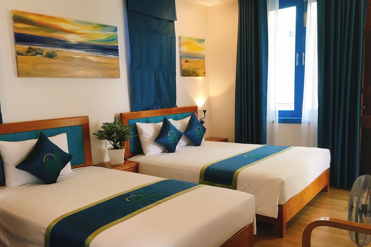 Ropa de cama de alta calidad, minibar, muebles diferentes y escritorio
