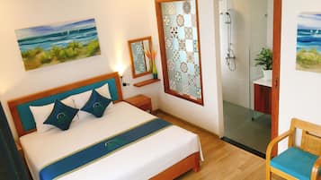 Deluxe-dobbeltværelse - udsigt til pool | Premium-sengetøj, minibar, individuel indretning, skrivebord