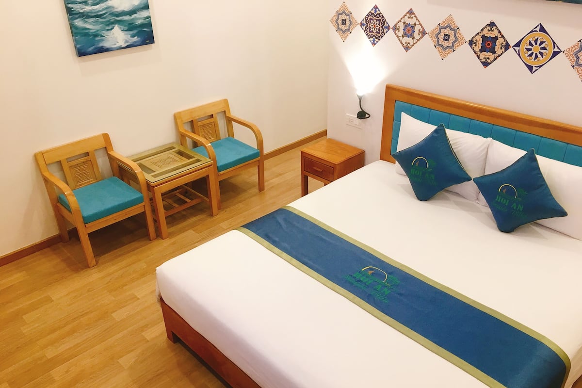 Ropa de cama de alta calidad, minibar, muebles diferentes y escritorio