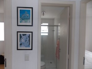 Economy Apartment, 2 Bedrooms, Accessible, City View | Bathroom | Shower, hair dryer, towels, soap - Apartamento 2 dorms Metrô Saúde (São Paulo)