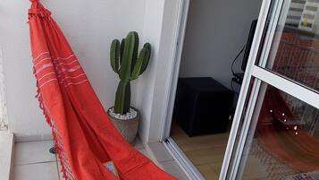 Apartamento econômico, 2 quartos, acessível, vista para a cidade | Sacada