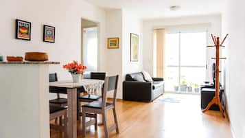 Apartamento econômico, 2 quartos, acessível, vista para a cidade | Opções para refeição no quarto