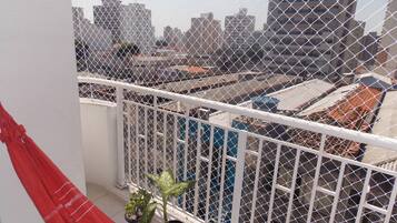 Apartamento econômico, 2 quartos, acessível, vista para a cidade | Sacada