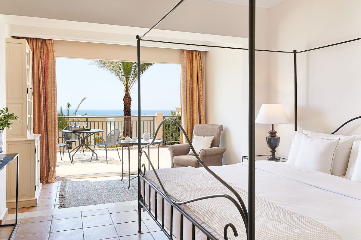 2 bedrooms, minibar, in-room safe, desk