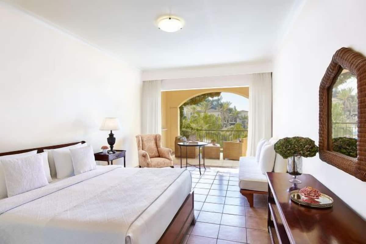 2 bedrooms, minibar, in-room safe, desk