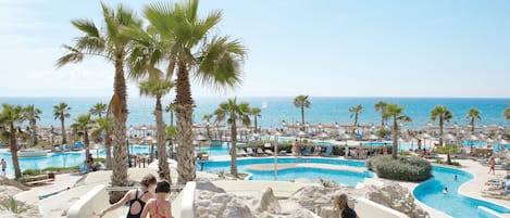 Una piscina cubierta, 3 piscinas al aire libre, tumbonas