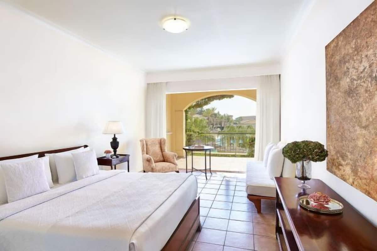 2 bedrooms, minibar, in-room safe, desk