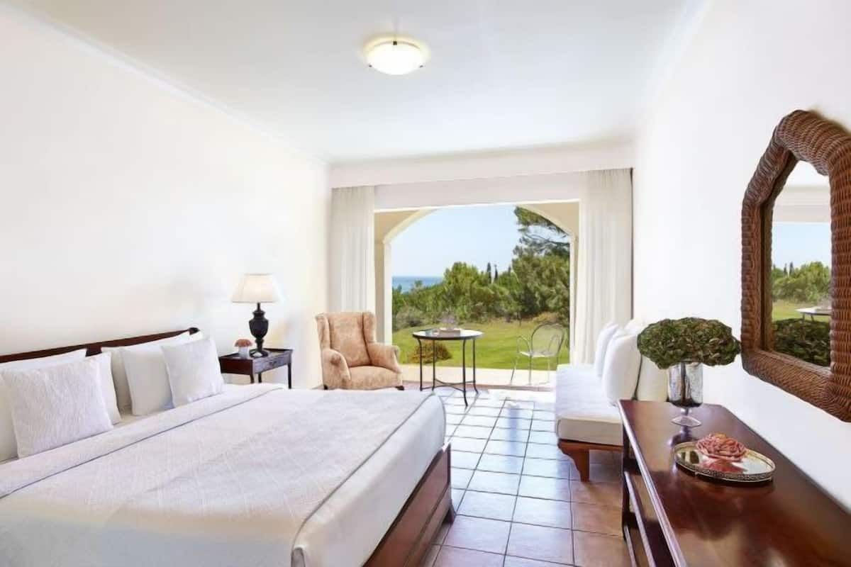 2 bedrooms, minibar, in-room safe, desk