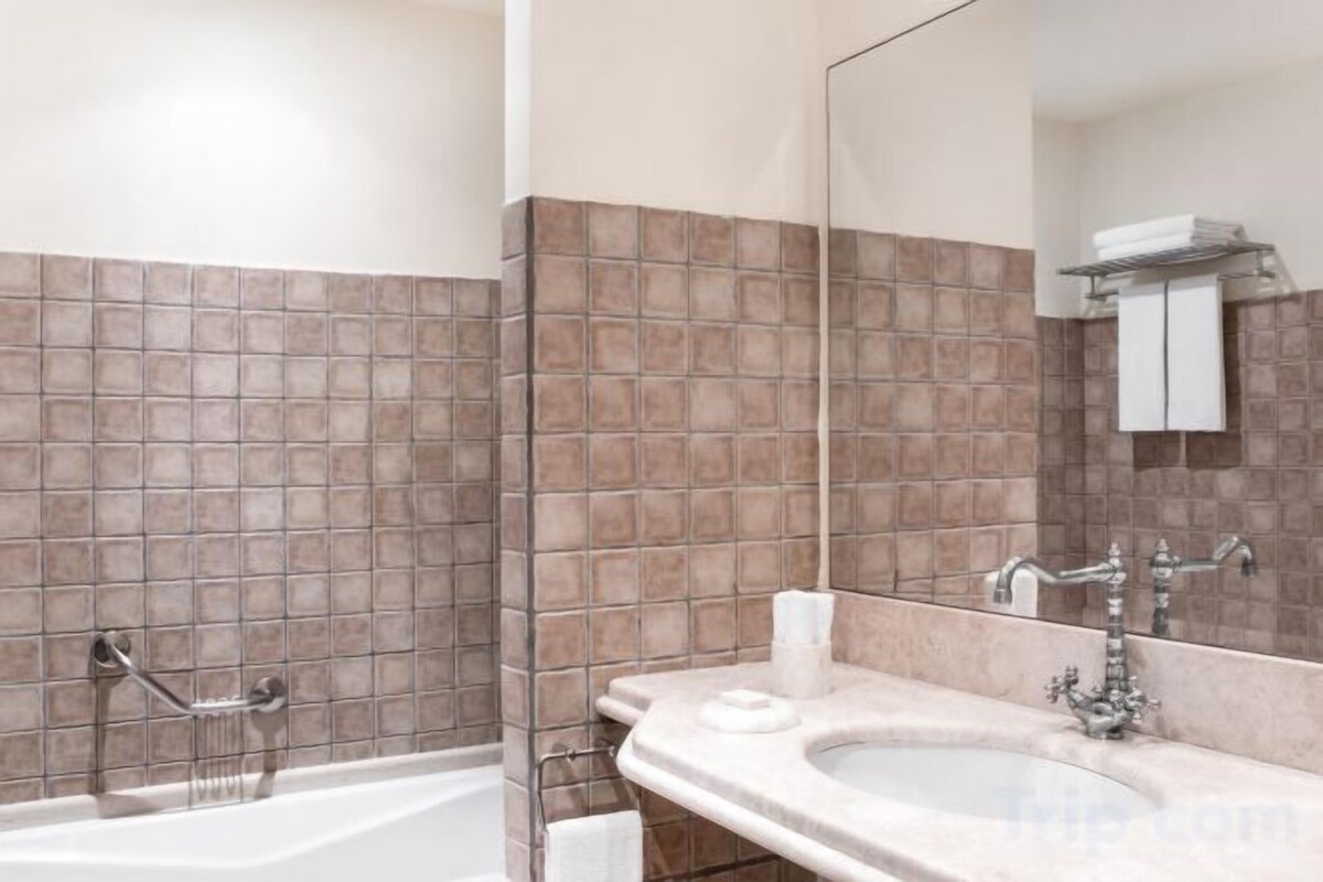 Bathroom | Bathtub, hair dryer, towels