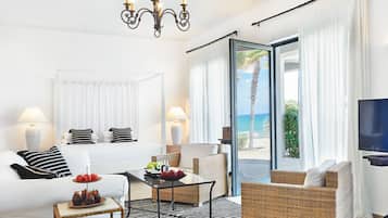 Beach Villa | Minibar, värdeförvaringsskåp på rummet, skrivbord och gratis wi-fi