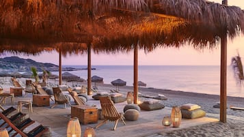 Am Strand, Strandtücher, Strandbar