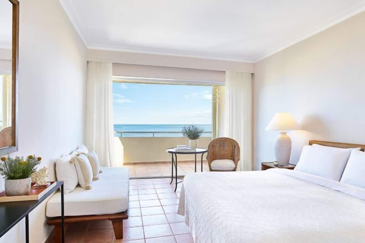 2 bedrooms, minibar, in-room safe, desk