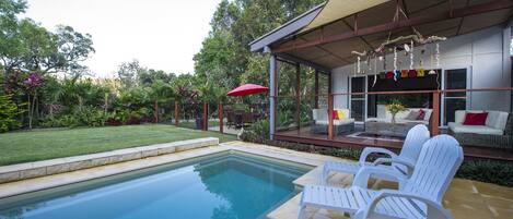 Una piscina al aire libre
