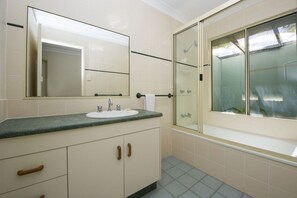 Casa familiar, 3 dormitoris, piscina privada, vistes al jardí | Bany | Combinació de dutxa i banyera i banyera profunda 