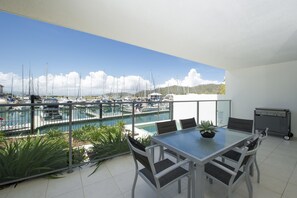 Appartamento Superior, 3 camere da letto, piscina privata, vista porticciolo | Terrazza/patio