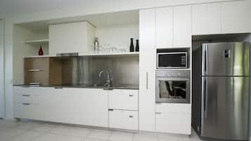Apartemen Superior, 3 kamar tidur, kolam renang pribadi, pemandangan marina | Dapur pribadi | Lemari es besar, microwave, oven, dan kompor
