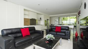 Apartemen Superior, 3 kamar tidur, kolam renang pribadi, pemandangan marina | Area keluarga | TV dan pemutar DVD