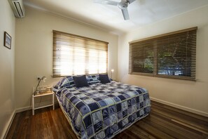 2 bedrooms, iron/ironing board, cots/infant beds, rollaway beds - Picnic Bay Apartments Unit 4 (Picnic Bay)
