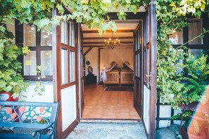 Chambre Romantique, 1 grand lit, salle de bains attenante