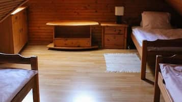 Alloggio familiare su due livelli, 2 camere da letto, bagno in camera | Con stile personalizzato, una scrivania, tende oscuranti