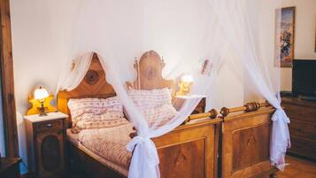 Romantic Room, 1 Queen Bed, Ensuite | Individually decorated, desk, blackout drapes, iron/ironing board
