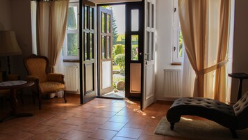 Habitación romántica, 1 cama de matrimonio, baño privado | Vistas al jardín
