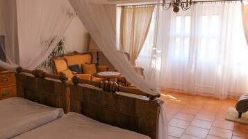 Chambre Romantique, 1 grand lit, salle de bains attenante | Décoration personnalisée, bureau, rideaux occultants