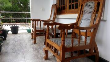 Deluxe Quadruple Room, 2 Katil Ratu (Queen), Smoking, Garden View | Peti besi dalam bilik, meja, kalis bunyi, Wi-fi percuma