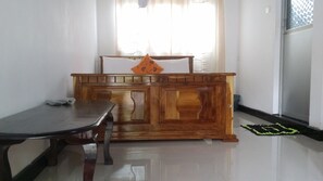 Quarto quádruplo luxo, 2 camas Queen, sacada, vista para a montanha | Cofres nos quartos, escrivaninha, quartos à prova de som