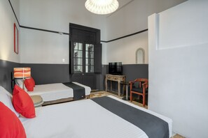 Habitación superior, 2 camas matrimoniales | Wifi gratis y ropa de cama