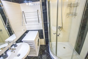 Panoramic Apartment, Accessible, Mountain View | Bathroom | Shower, towels