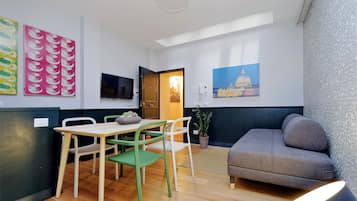 Dúplex, 2 baños, planta baja | Área de sala de estar | Televisión