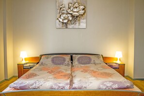 Exclusive Apartment, 2 Bedrooms, Kitchen, City View | 1 bedroom, desk, iron/ironing board, free WiFi - Popa Apartment (Sofia)