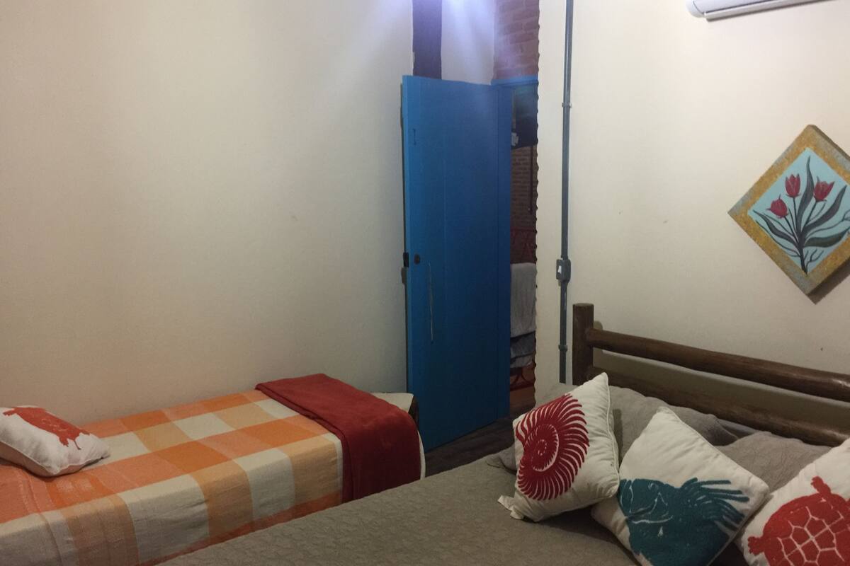 1 habitación, tabla de planchar con plancha y ropa de cama