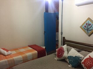 1 habitación, tabla de planchar con plancha y ropa de cama 