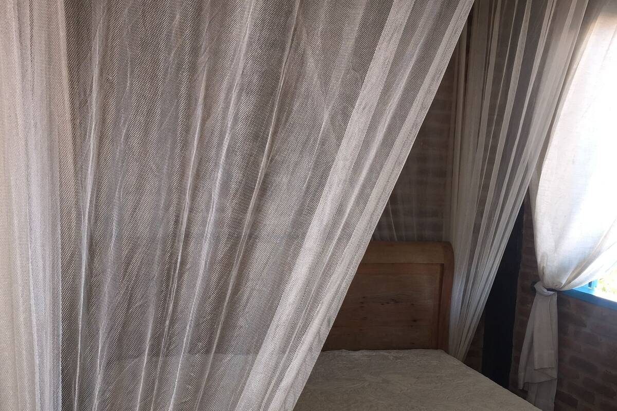 1 habitación, tabla de planchar con plancha y ropa de cama