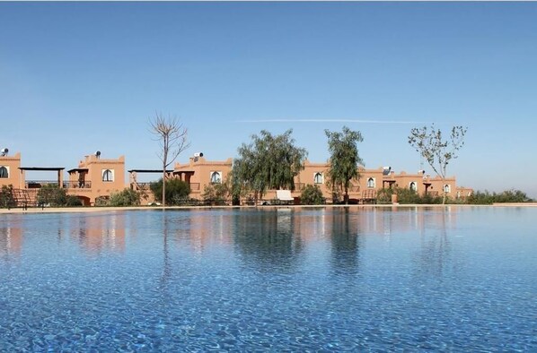 Outdoor pool, pool umbrellas, sun loungers - Villa Residence Oumnas (Tameslouht)