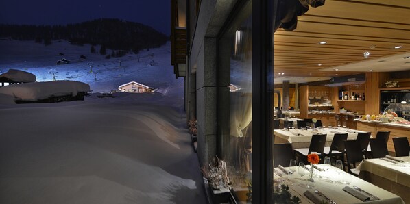 Déjeuner et dîner servis sur place, spécialités Cuisine italienne