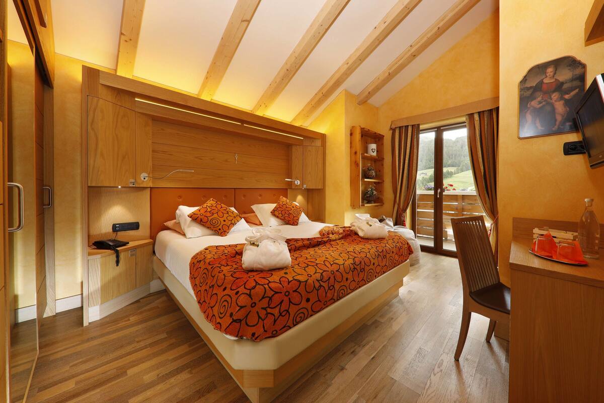 Premium Suite, 2 Bathrooms | Minibar, in-room safe, desk, soundproofing