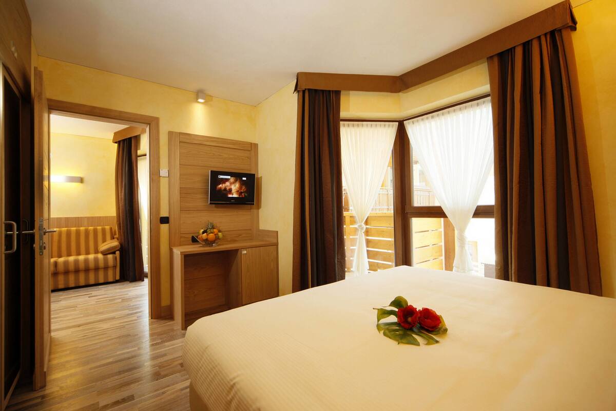 Deluxe Suite, 2 Bathrooms | Minibar, in-room safe, desk, soundproofing