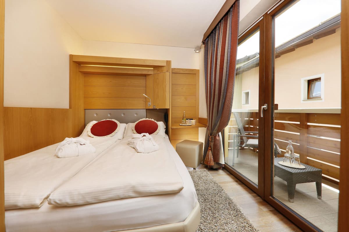 Economy Double Room, Terrace | 1 bedroom, minibar, in-room safe, desk