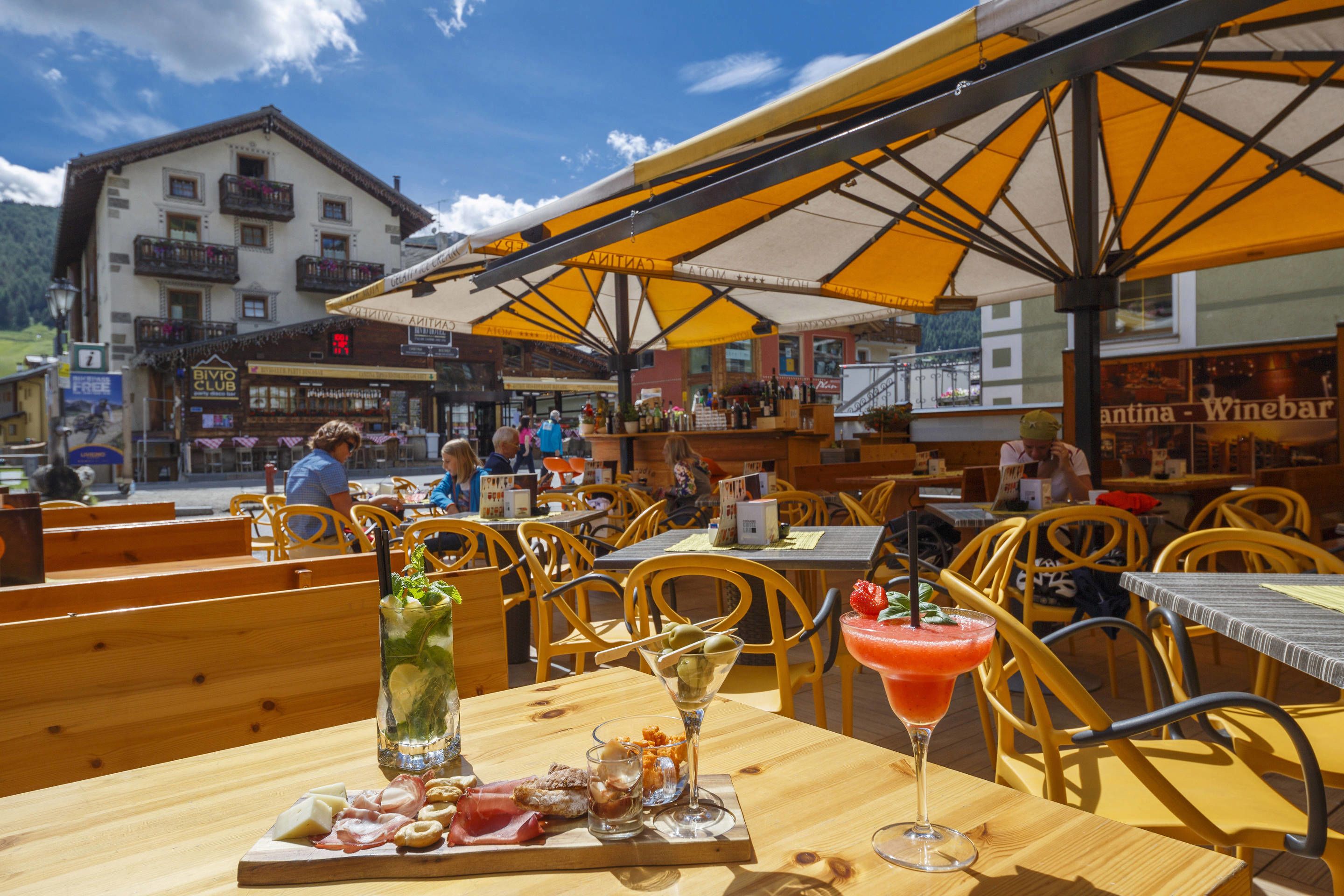 Déjeuner et dîner servis sur place, spécialités Cuisine italienne