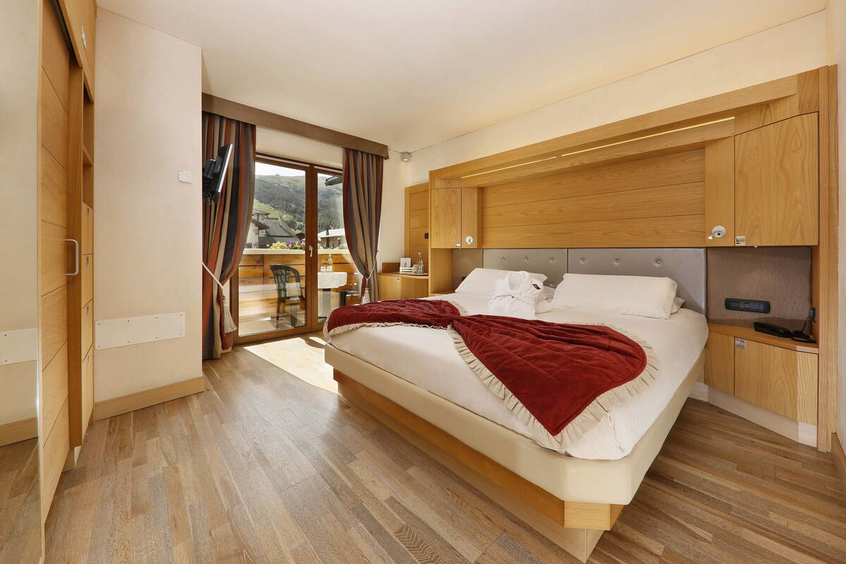 Comfort Double Room, Terrace | Minibar, in-room safe, desk, soundproofing