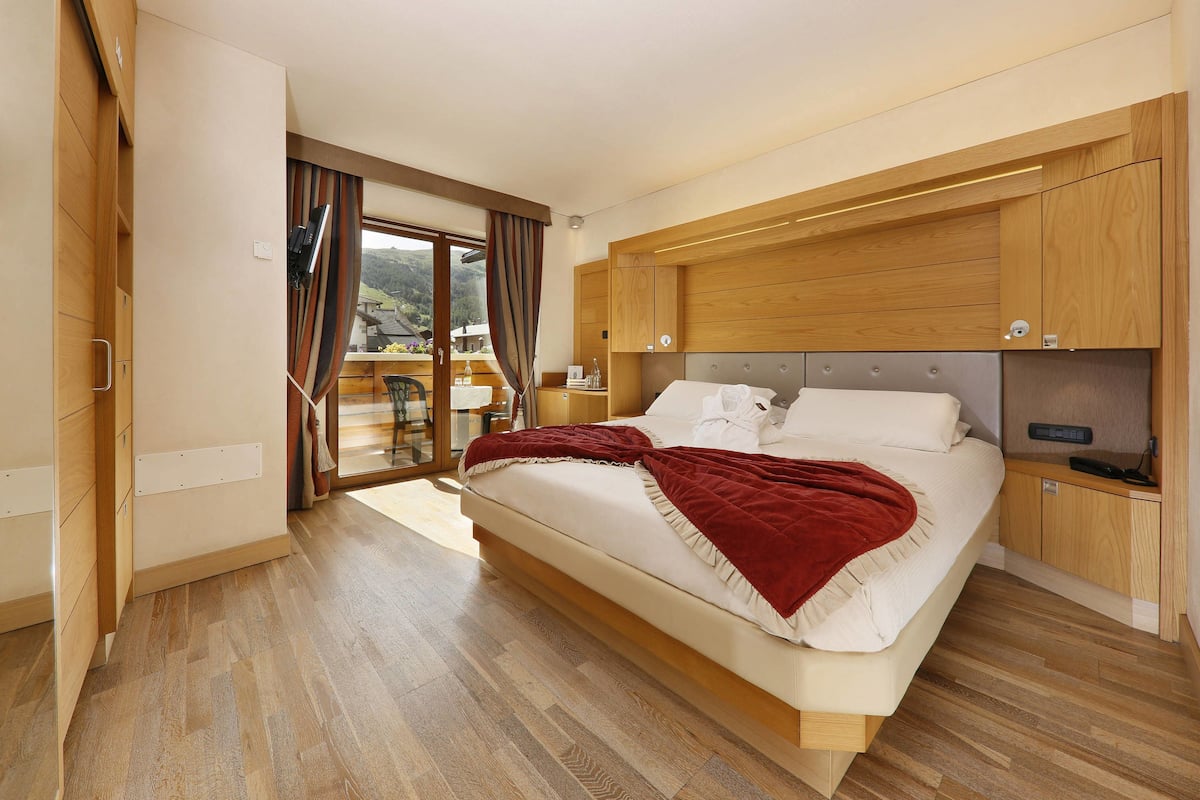 Comfort Double Room, Terrace | 1 bedroom, minibar, in-room safe, desk