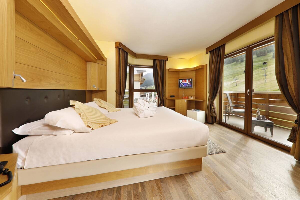 Deluxe Room, Balcony, Slope side | Minibar, in-room safe, desk, soundproofing