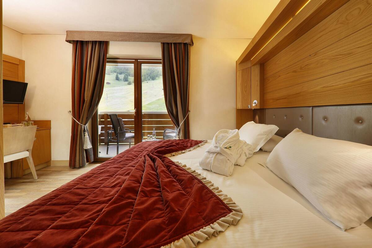 Comfort Double Room, Terrace, Mountain View | Minibar, in-room safe, desk, soundproofing