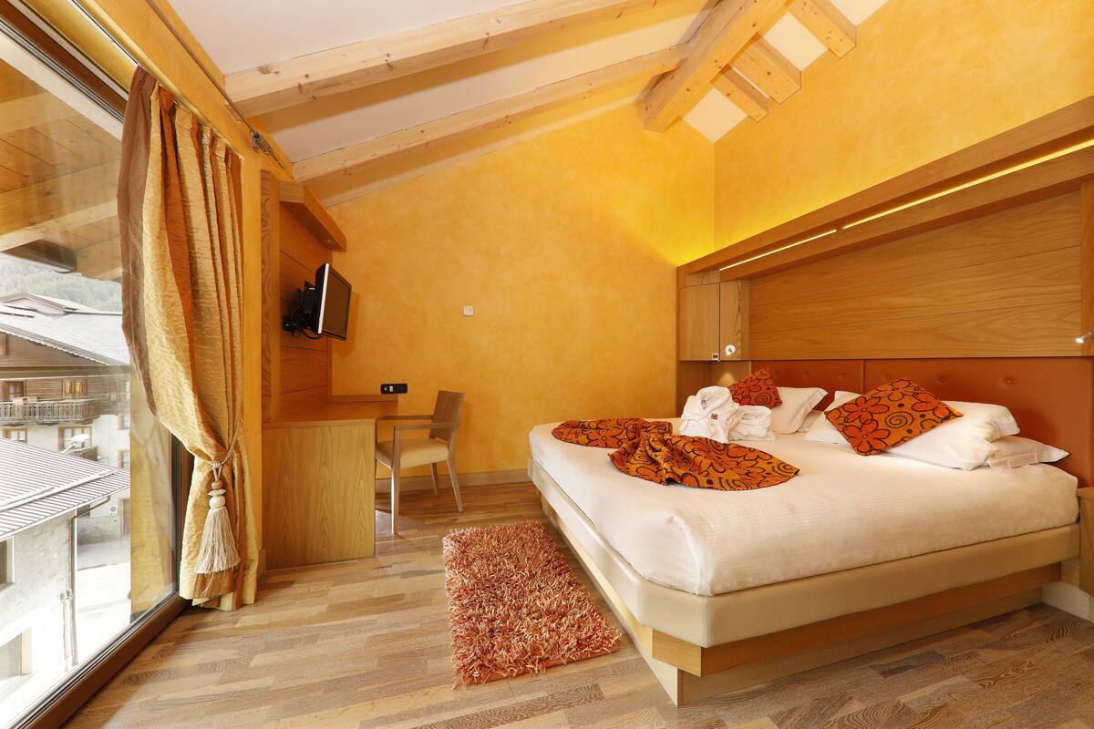 Standard Suite, Terrace | Minibar, in-room safe, desk, soundproofing