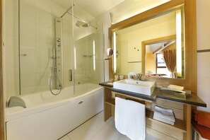 Suite Deluxe, 2 baños | Baño | Artículos de higiene personal gratuitos, bidé y toallas
