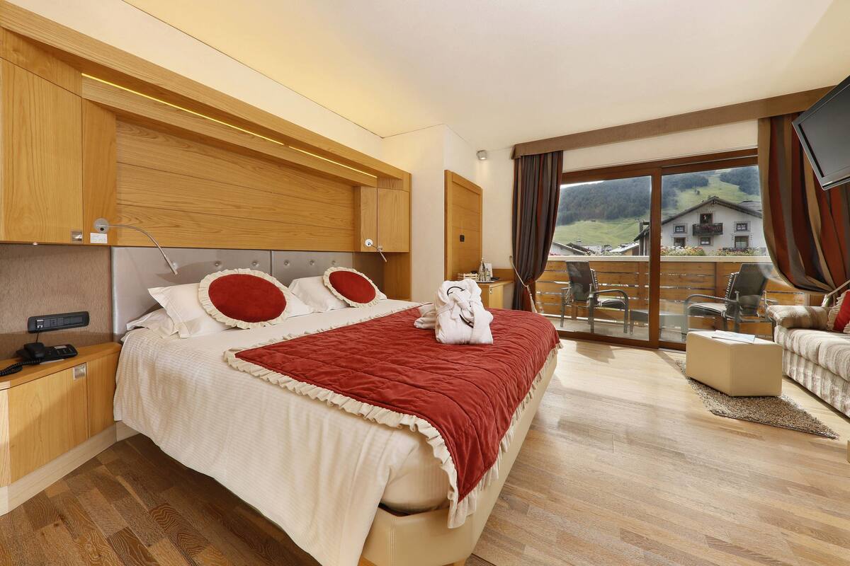 Junior Suite, Terrace | Minibar, in-room safe, desk, soundproofing